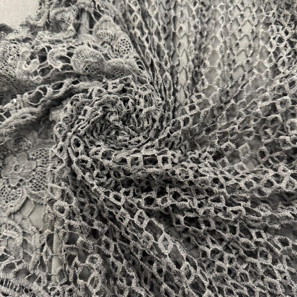 پارچه گیپور مشكي حاشيه گل 172